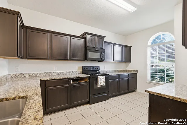5 bed, 2.5 bath, 2586 sqft, $1,595 — Photo 2