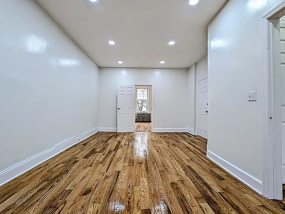 5th image of 276 Cornelia St #2