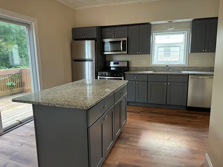 986 Smith St — Photo 3