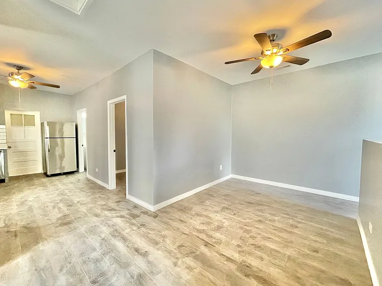 1833 W 21st St — Photo 3