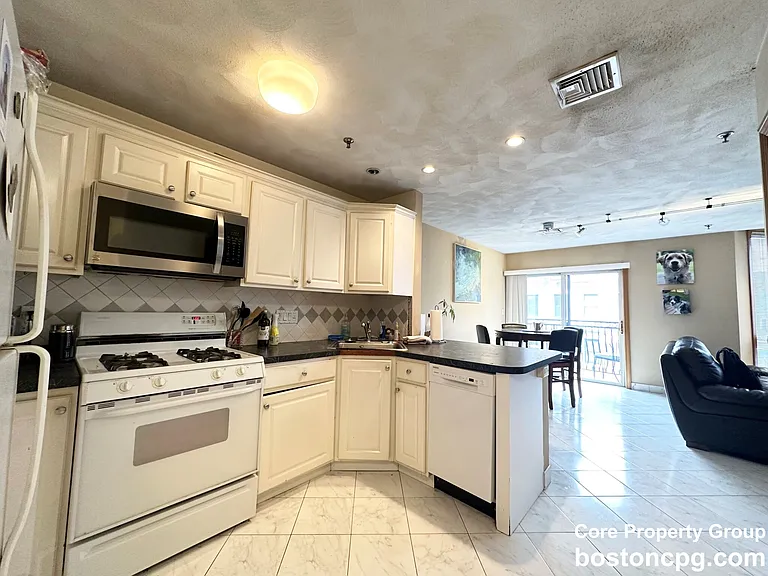 237 Hanover St #3A — Photo 3