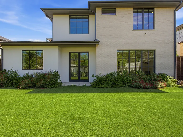 9855 Kingsway Ave — Photo 40