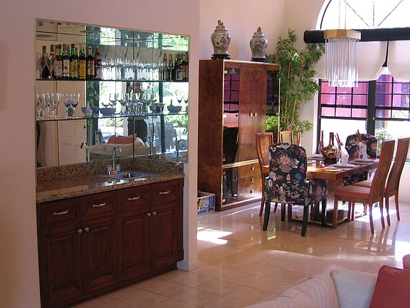 BAR & DINING ROOM