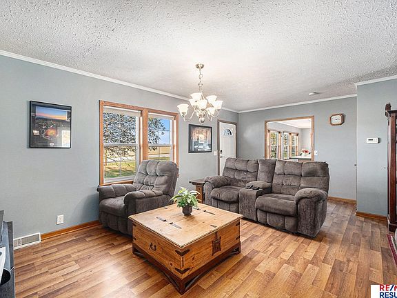 3rd image of 1054 Hillcrest Dr