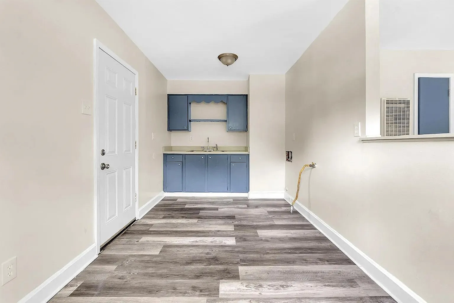 2 bed, 1.0 bath, 766 sqft, $900 — Photo 3