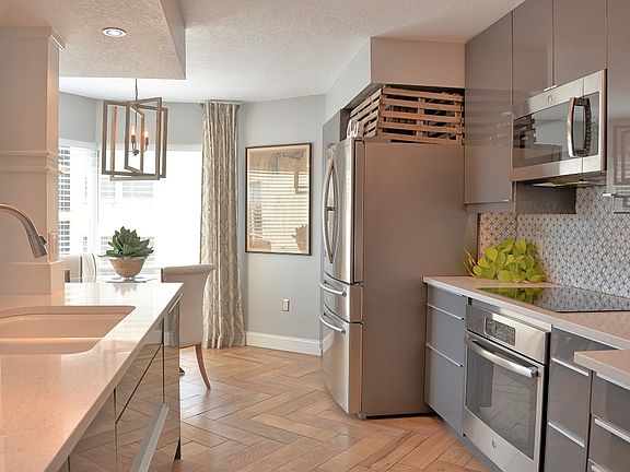 Gourmet kitchen w/ dining 