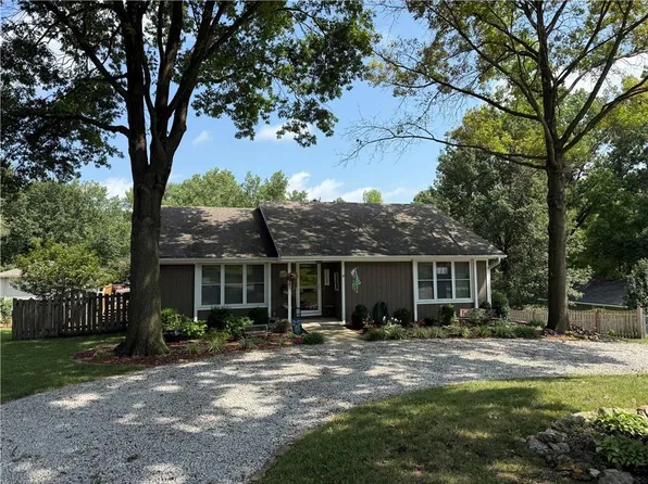 712 Shishir Rd, Peculiar, MO 64078