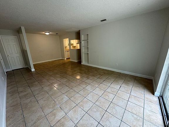 3rd image of 1600 Green Briar Pkwy APT B