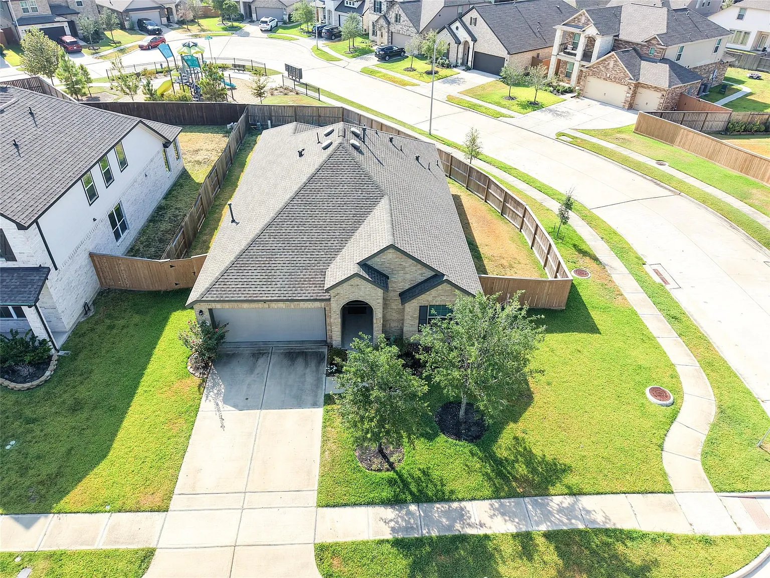 4 bed, 2.0 bath, 2101 sqft, $2,800 — Photo 2
