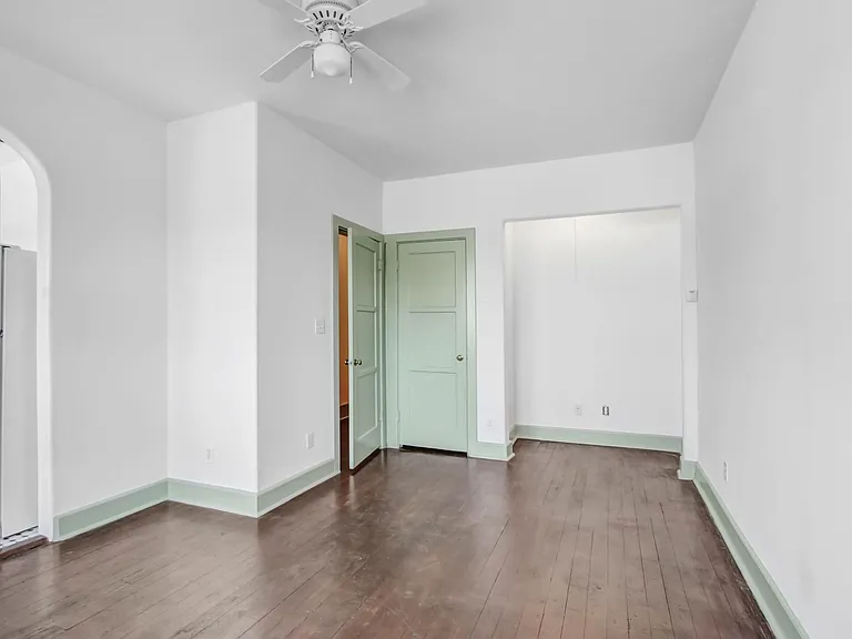 2524 James M Wood Blvd #302 — Photo 2