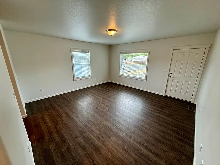 1329 Elm St — Photo 6