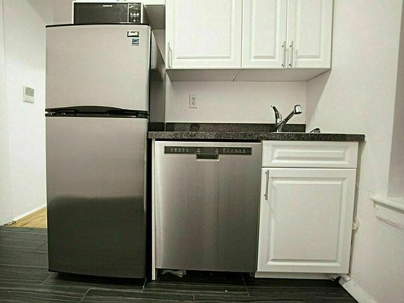 3rd image of 28 Macombs Pl APT 7