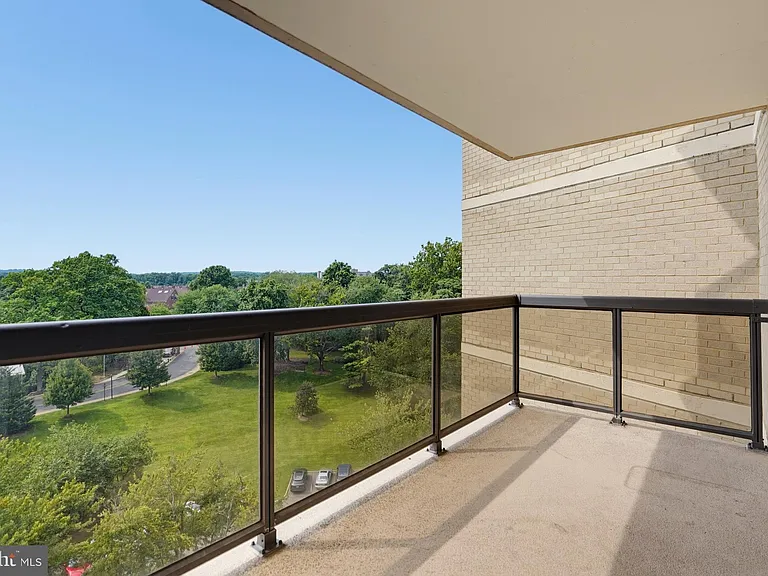 205 Yoakum Pkwy #1002 — Photo 2