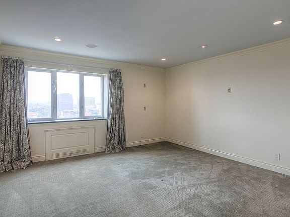 3rd image of 121 W 48th St APT 1106