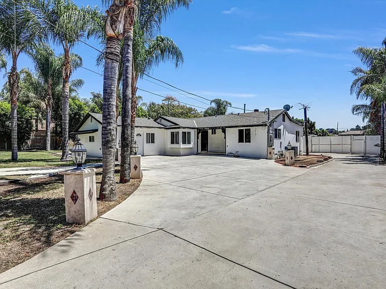 13530 Beaver St — Photo 1