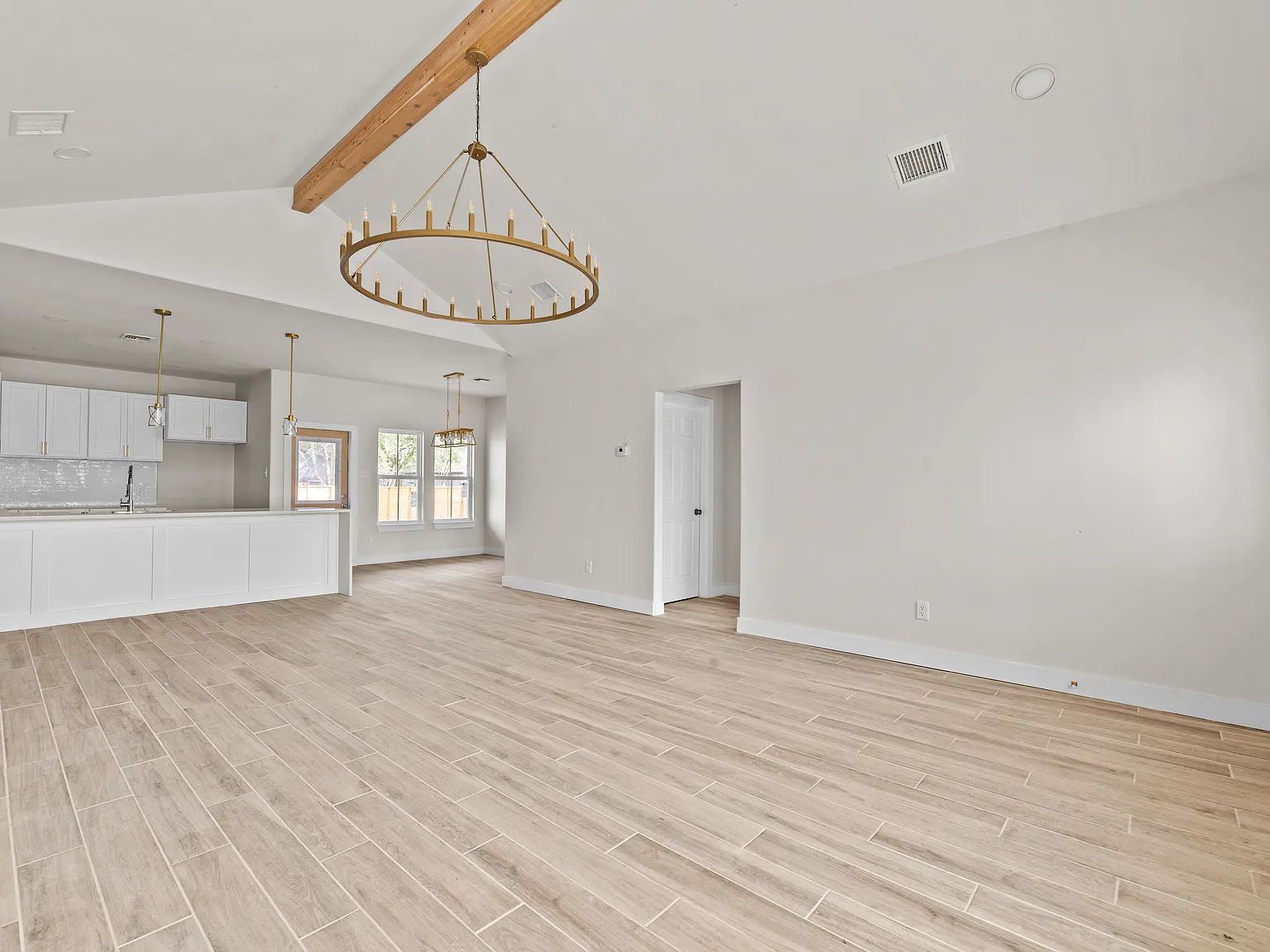 3 bed, 1582 sqft, $2,100 — Photo 2