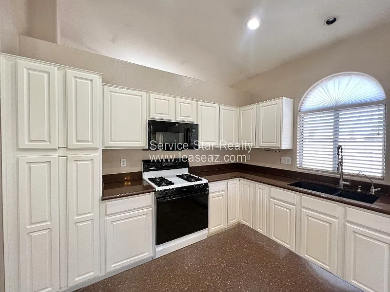 4 bed, 2.0 bath, 1867 sqft, $2,550 — Photo 4