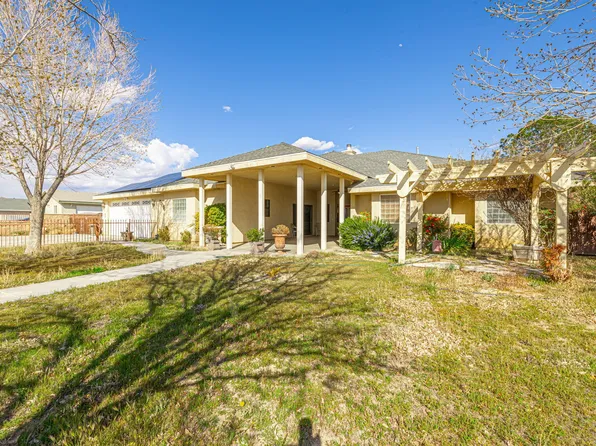 2574 28th St W, Rosamond, CA 93560