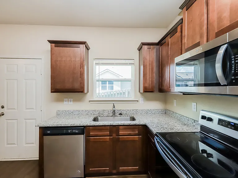 304 Highwood Ln — Photo 7