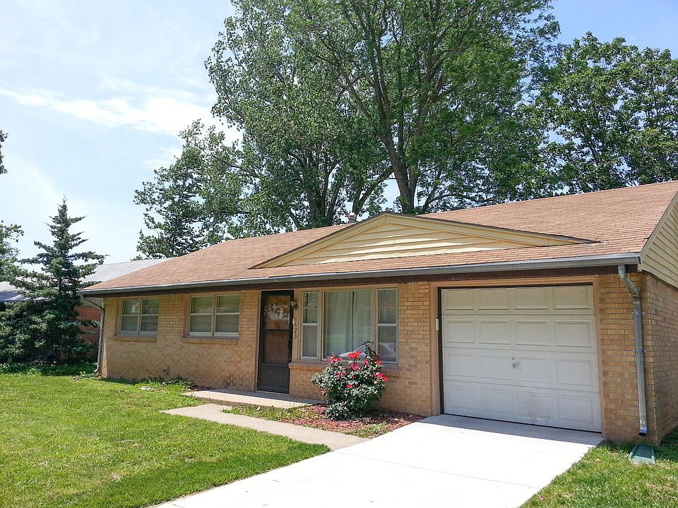 Well maintained 3 bedroom 2 bath. Walking distance to KSU, restaurant and sports.