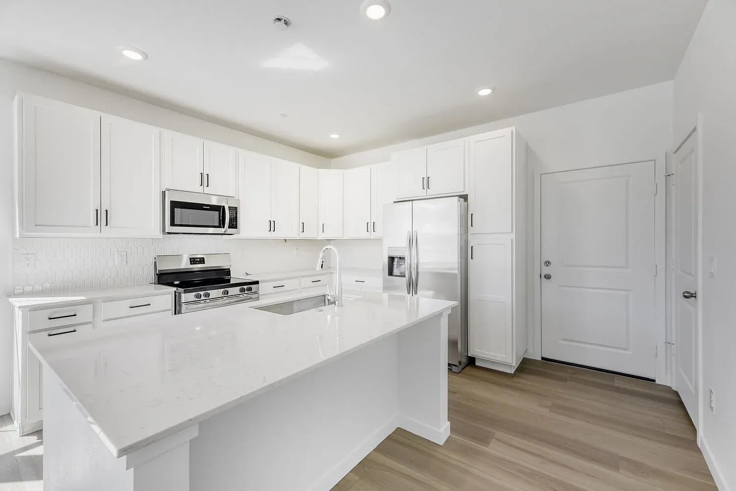 3 bed, 1600 sqft, $3,000 — Photo 1