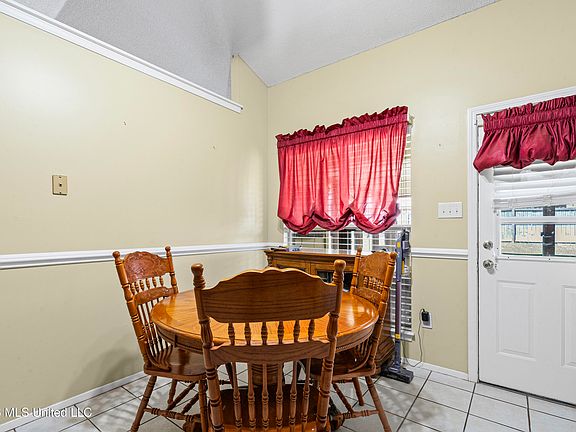 5th image of 10158 Oak Leaf Dr