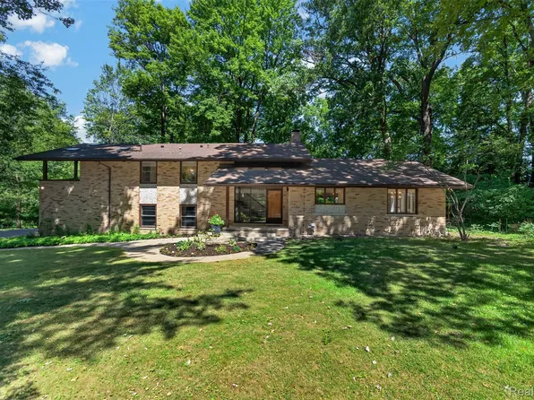 7388 Lindenmere Dr, Bloomfield Hills, MI 48301