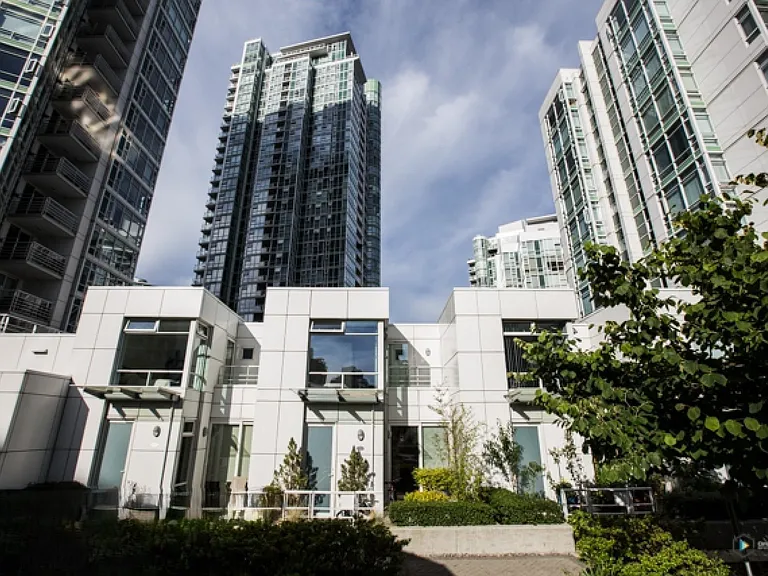 1111 Marinaside Cres #THN — Photo 2