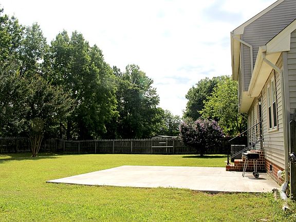 3rd image of 5440 Lilac Cres