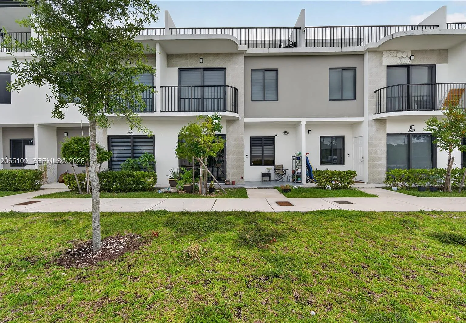 4 bed, 3.0 bath, 1398 sqft, $2,900 — Photo 2