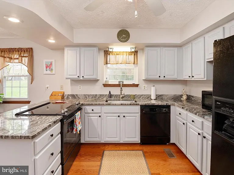 1526 Palm Ct — Photo 9