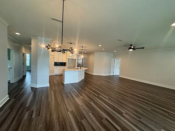 5th image of 122 Leaf St