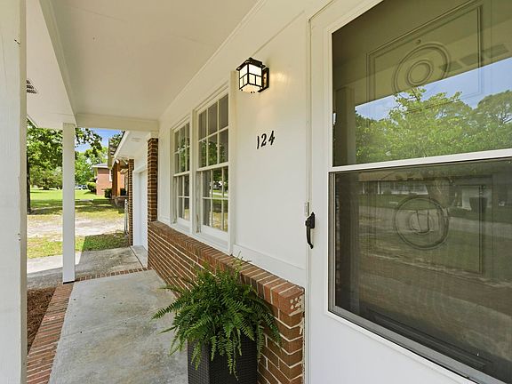 3rd image of 124 Casbel Ct