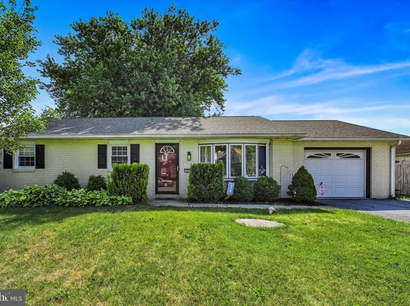 17 Linden St, Leola, PA 17540