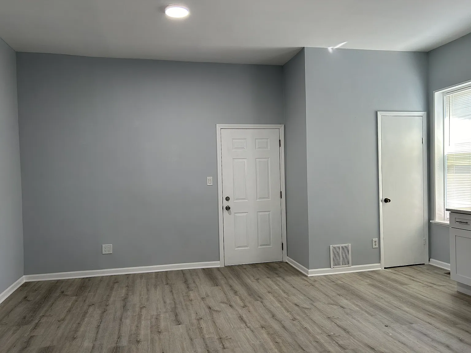 2729 S Hillock Ave — Photo 2