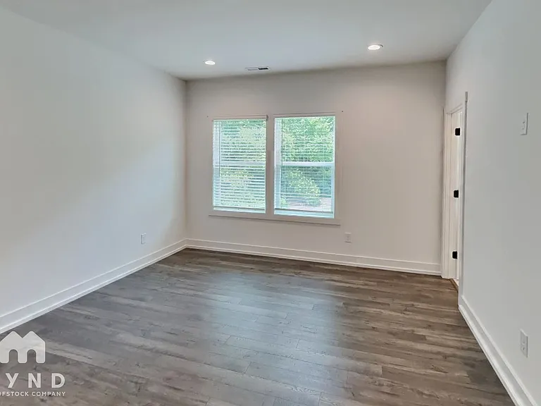 1027 Trembeth Dr — Photo 4