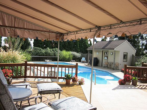 pool house has 1/2 bath