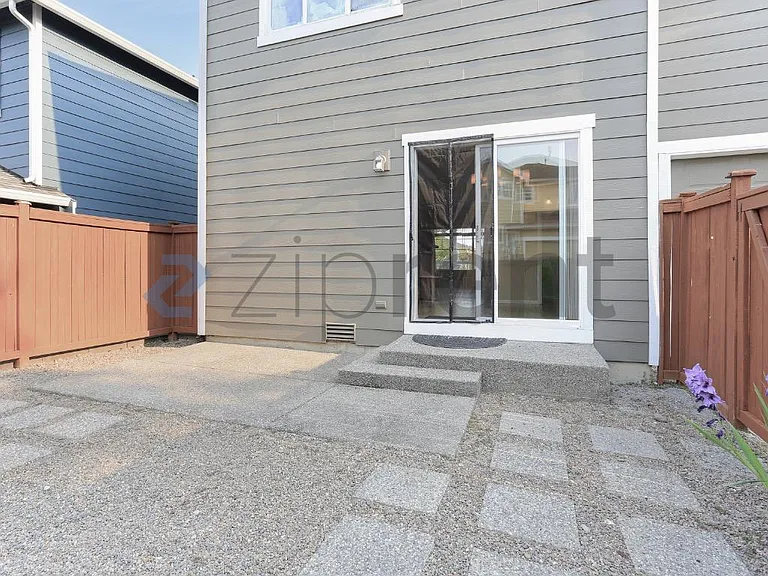 2478 NE Iverson Ln — Photo 9