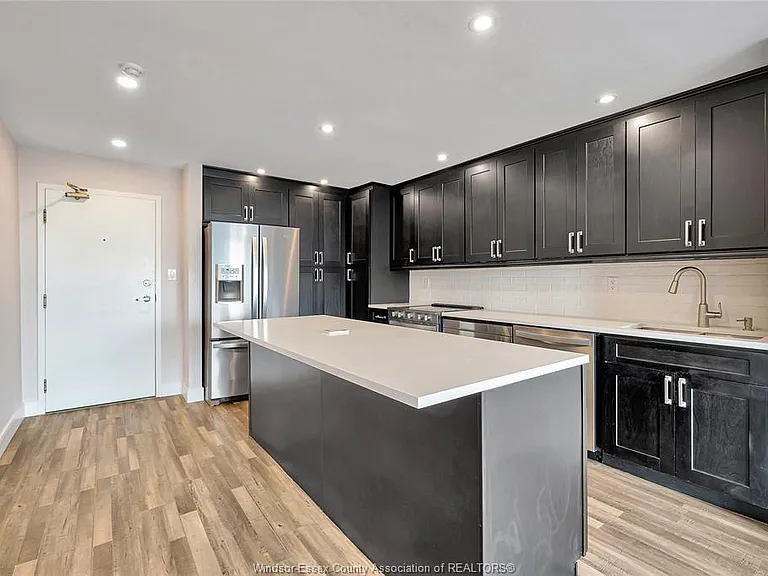 75 Riverside Dr E #1902 — Photo 2