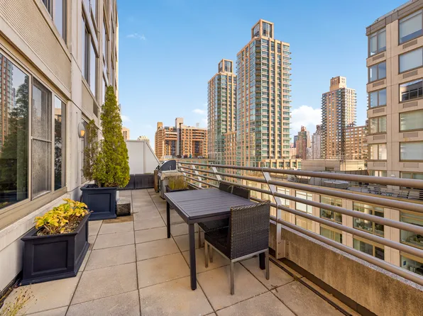 120 Riverside Boulevard image 17 of 18