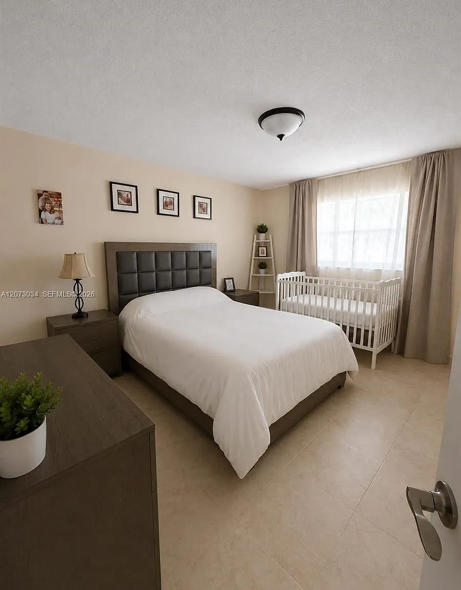 Strand Plaza Condo — Photo 4