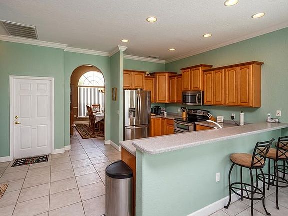 5th image of 402 Terranova St