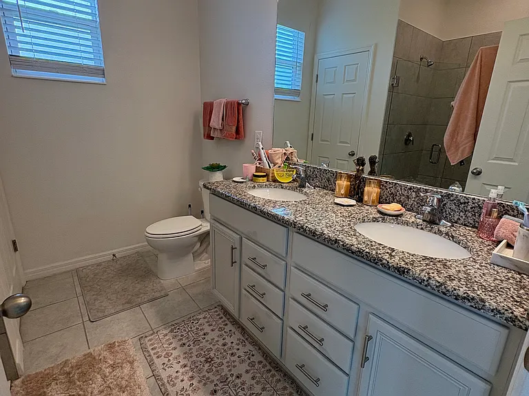 Master bath ensuite w walk in shower
