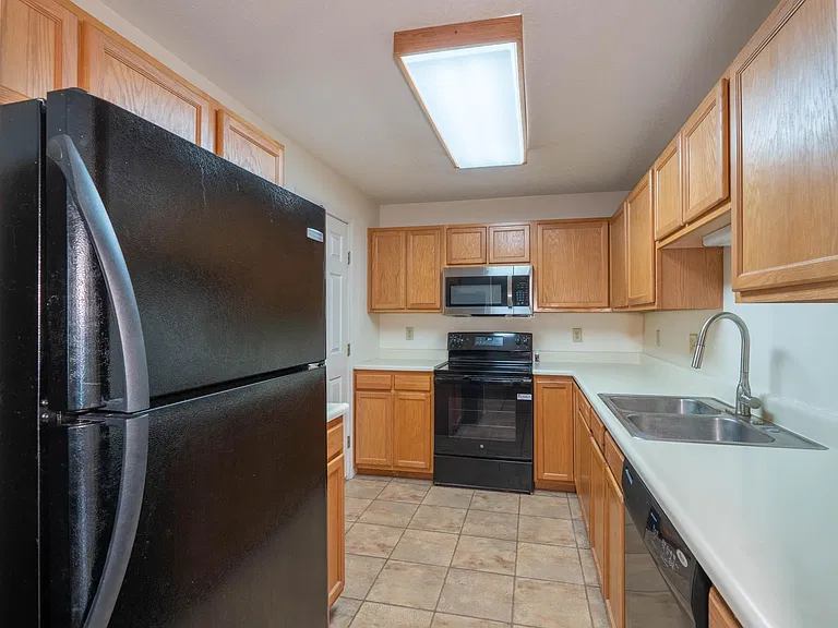 100 Northridge Dr #5 — Photo 3