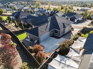 523 W La Strada Cir, Medford, OR 97504