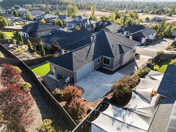523 W La Strada Cir, Medford, OR 97504