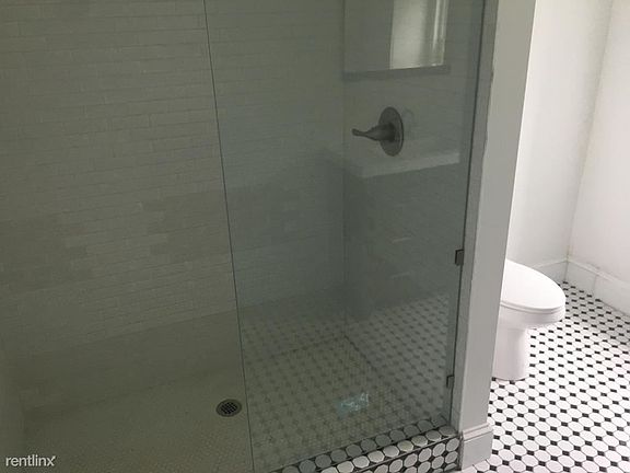 4th image of 4744 Richmond St #2