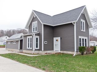 2469 Johnson Ave NW, Cedar Rapids, IA 52405