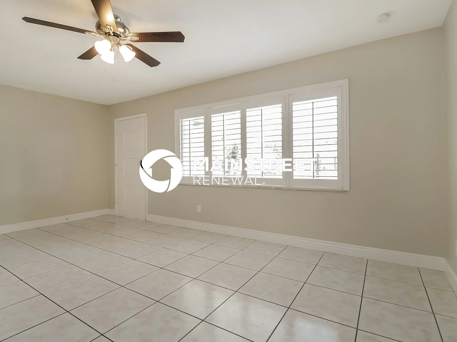 215 Lochmond Dr — Photo 3