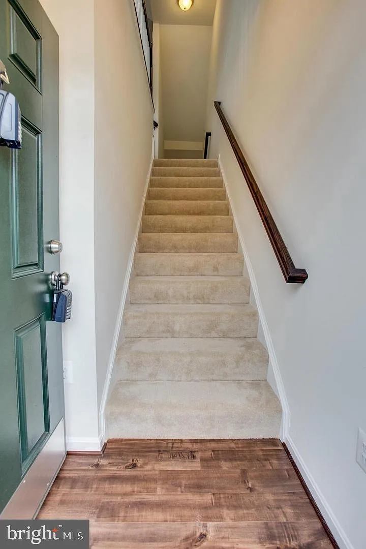 3 bed, 3.5 bath, 2630 sqft, $3,100 — Photo 2